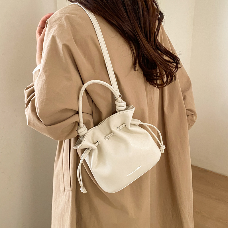 Borsa a secchiello da donna in - Luxury Bags Office recensione e prezzo